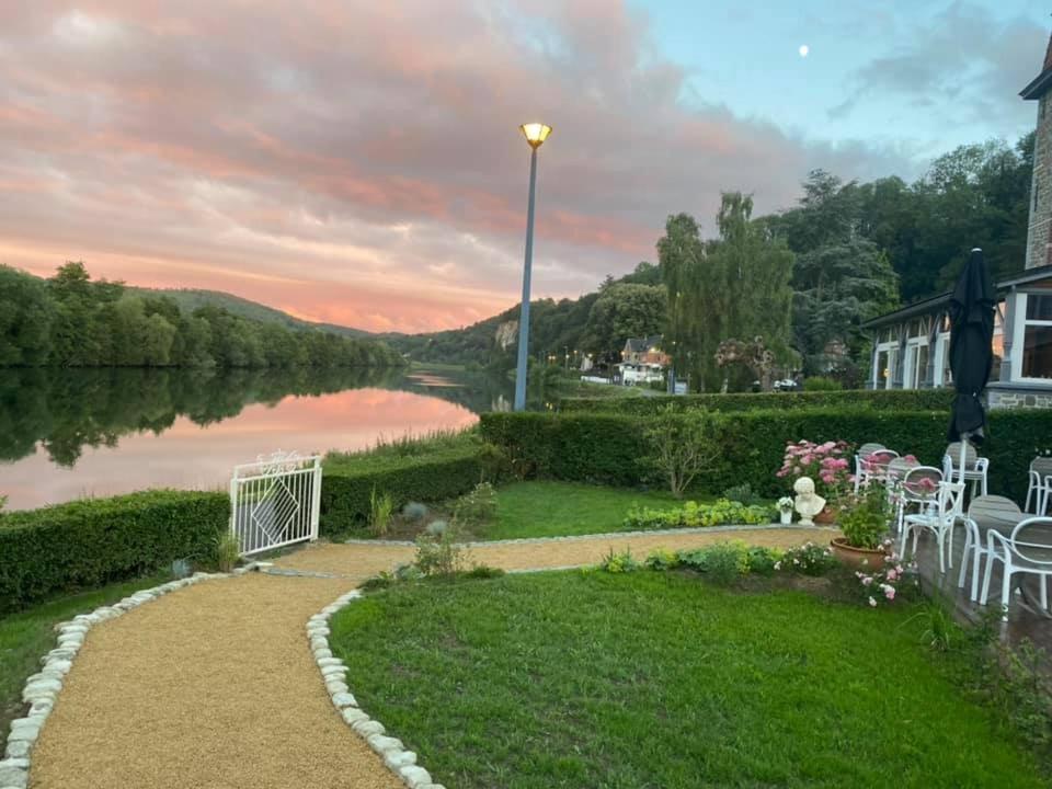 Maison Et Velos A Godinne Dans La Vallee De La Meuse Bagian luar foto